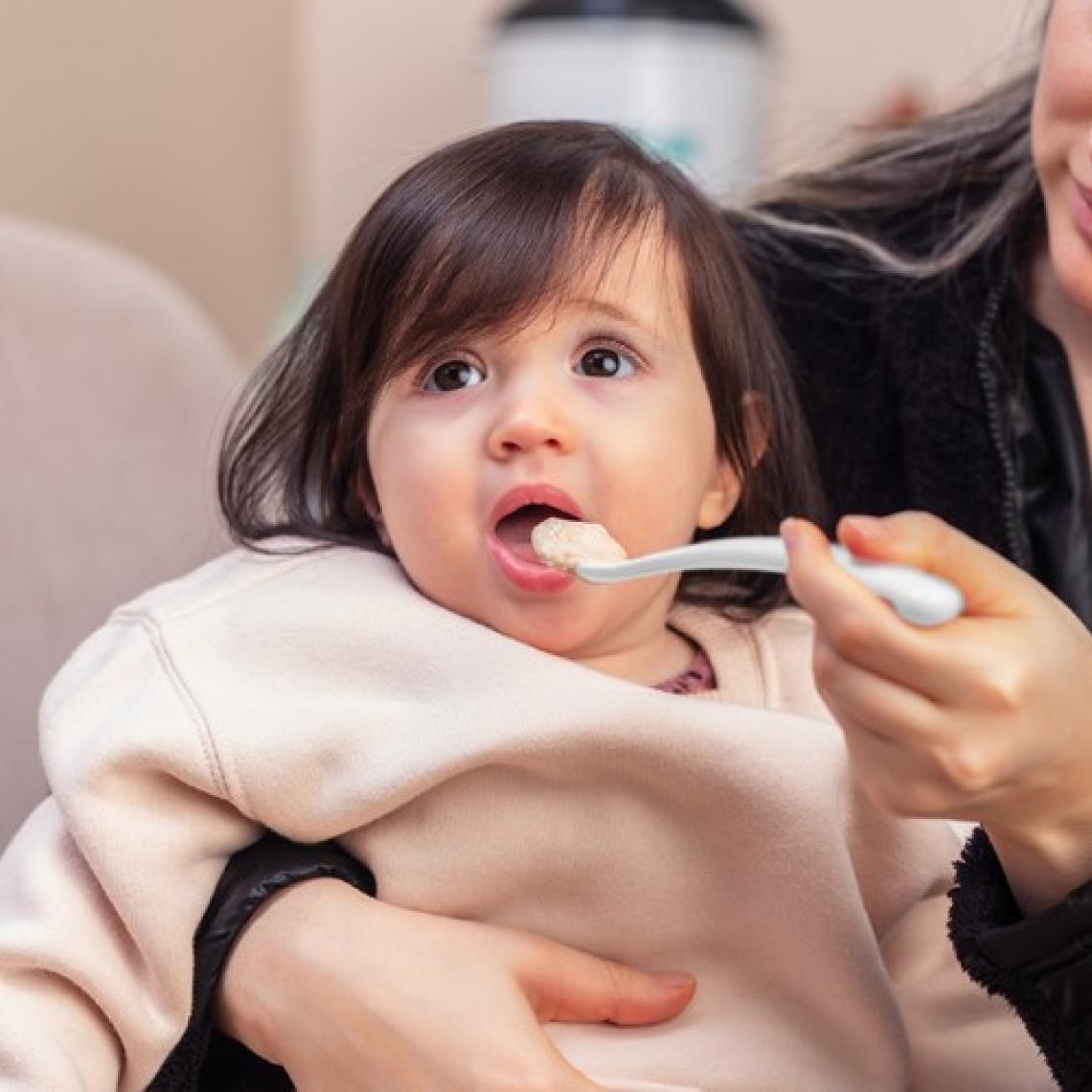 Mamajoo Ergonomik Beslenme Mama Kaşığı & Saklama Kutusu, Beyaz, İkili Set