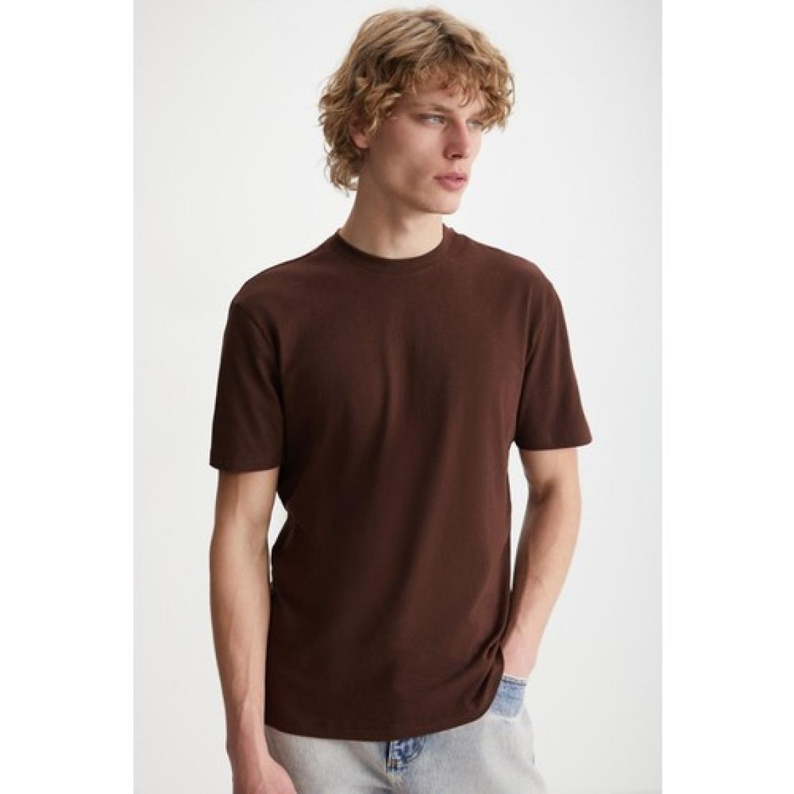 Grimelange MICHEL Erkek Slim Fit Dar Kesim %100 Organik Pamuklu Basic Örme Acı Kahve T-Shirt