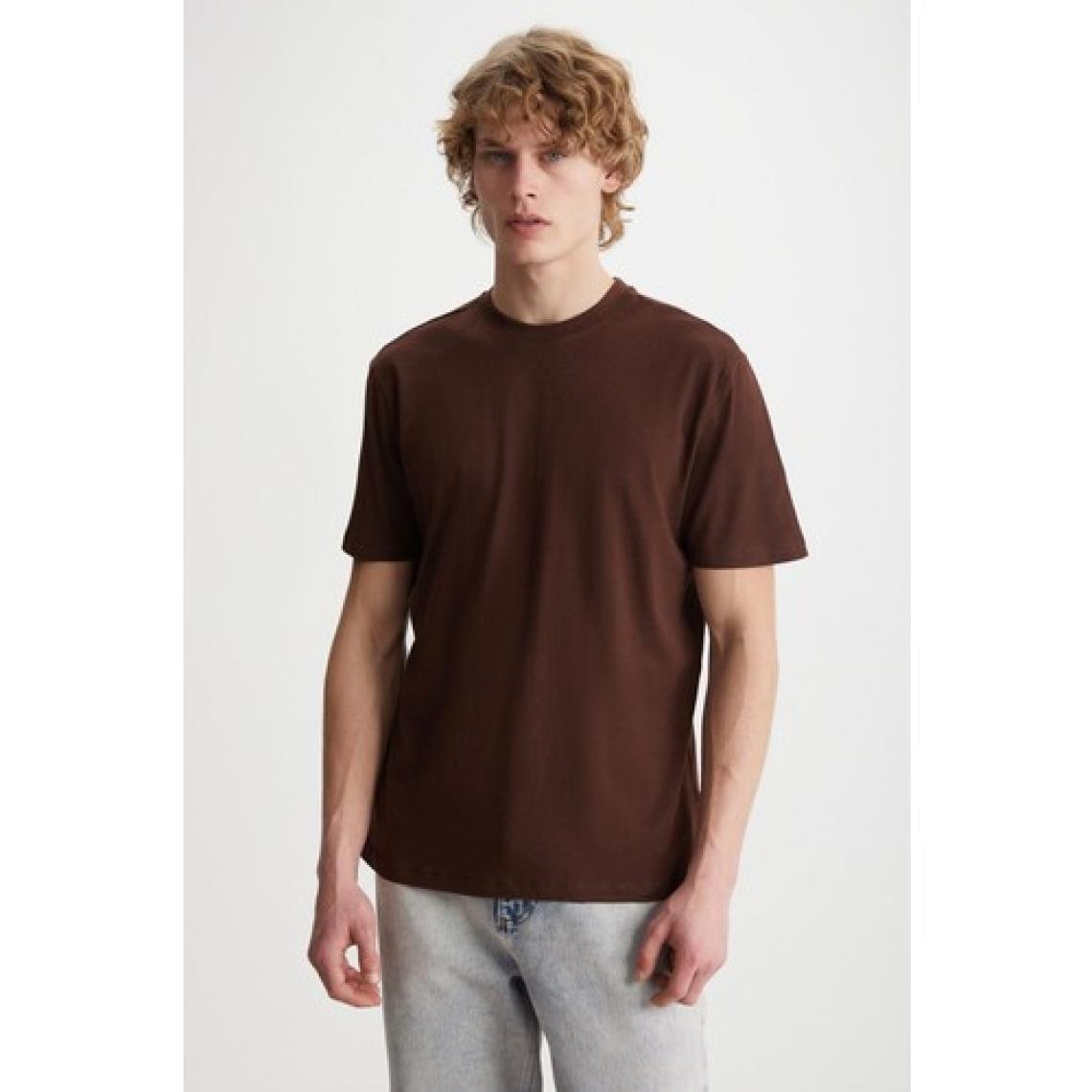 Grimelange MICHEL Erkek Slim Fit Dar Kesim %100 Organik Pamuklu Basic Örme Acı Kahve T-Shirt