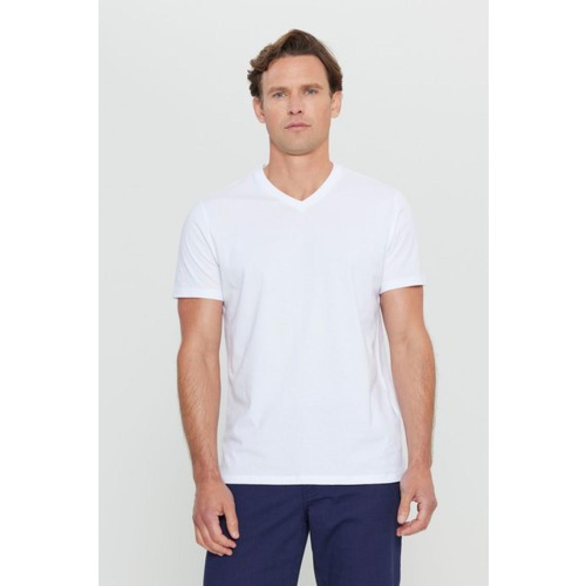 Altınyıldız Classics Erkek Beyaz %100 Pamuk Slim Fit Dar Kesim V Yaka Tişört