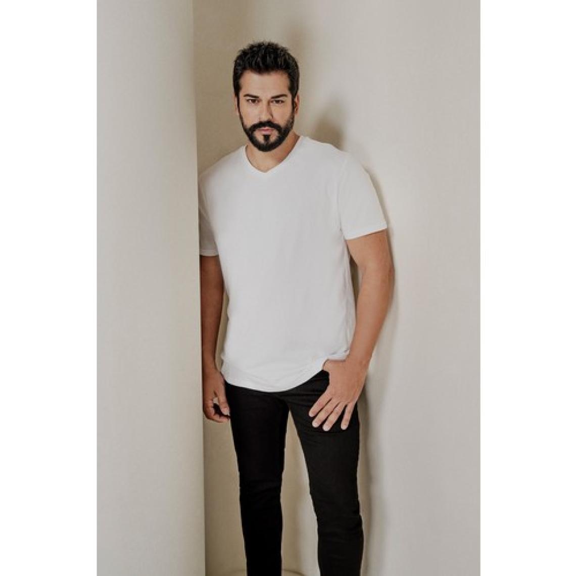 Altınyıldız Classics Erkek Beyaz %100 Pamuk Slim Fit Dar Kesim V Yaka Tişört