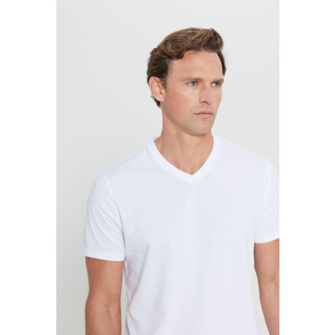 Altınyıldız Classics Erkek Beyaz %100 Pamuk Slim Fit Dar Kesim V Yaka Tişört