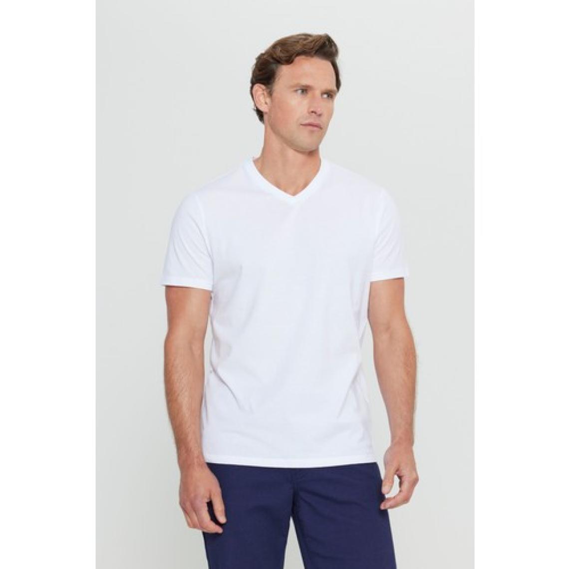 Altınyıldız Classics Erkek Beyaz %100 Pamuk Slim Fit Dar Kesim V Yaka Tişört