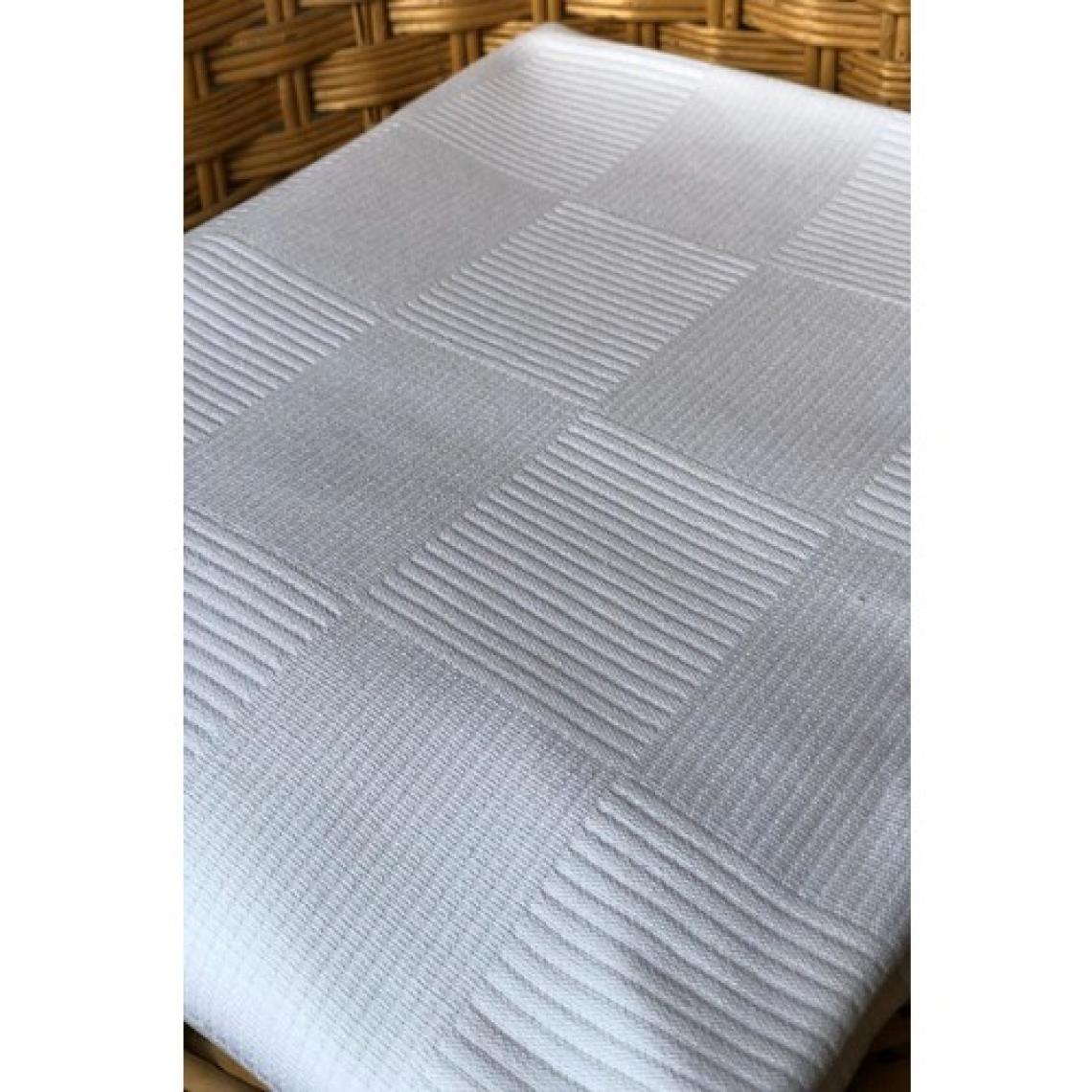 Inter Z Tek Kişilik Beyaz Dama Desenli Pike. Damalı Otel Pikesi 160 x 230