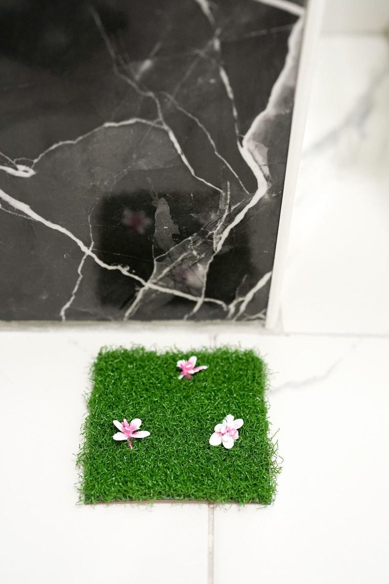 Hayveys Dekoratif Yapay Çiçek ve Çimli Gider Kapağı Süsü 12 x 12 cm