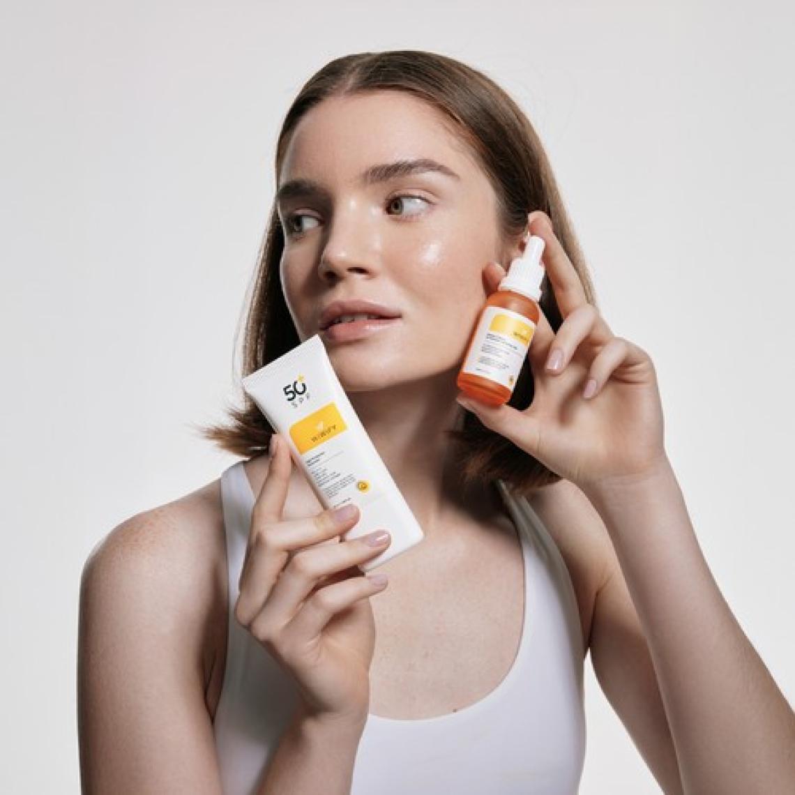 WIWIFY Donuk Ve Mat Ciltler İçin Güneş Kremi + C Vitamini