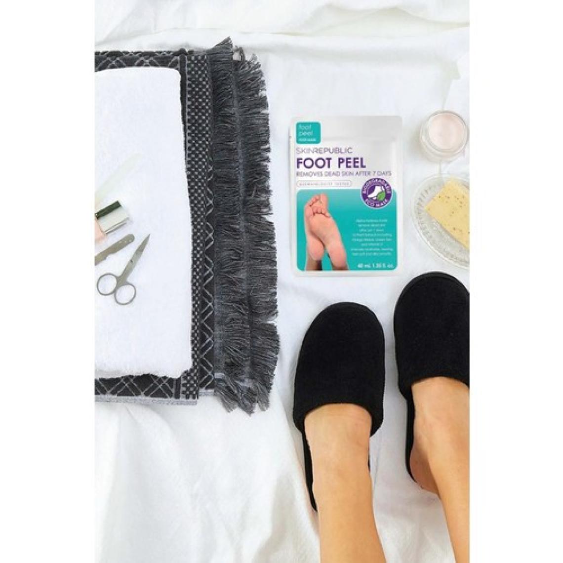 Skin Republic Foot Peeling Etkili Yenileyici Ayak Maskesi 40 ml