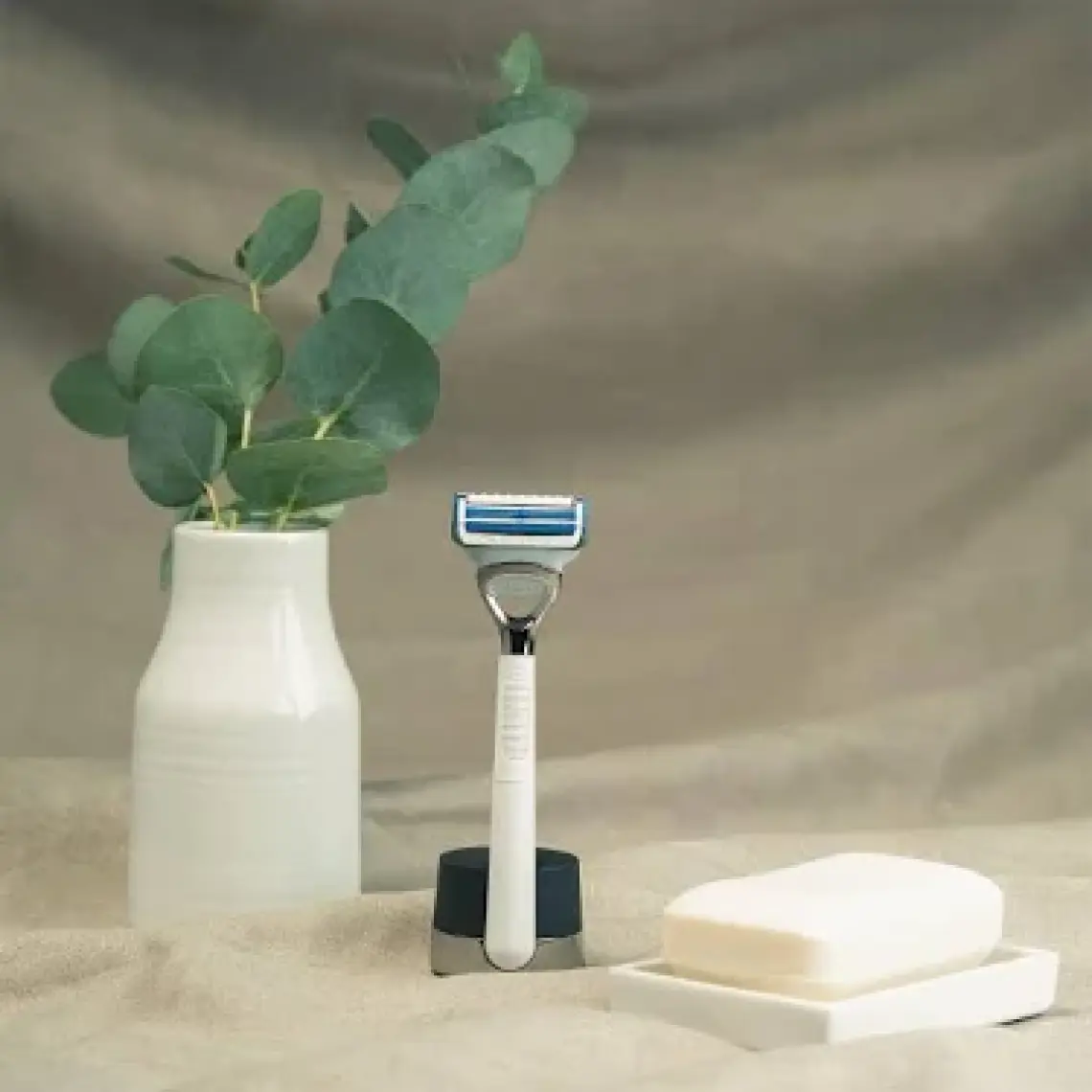 Gillette Skinguard Makine + Manyetik Stand White Edition