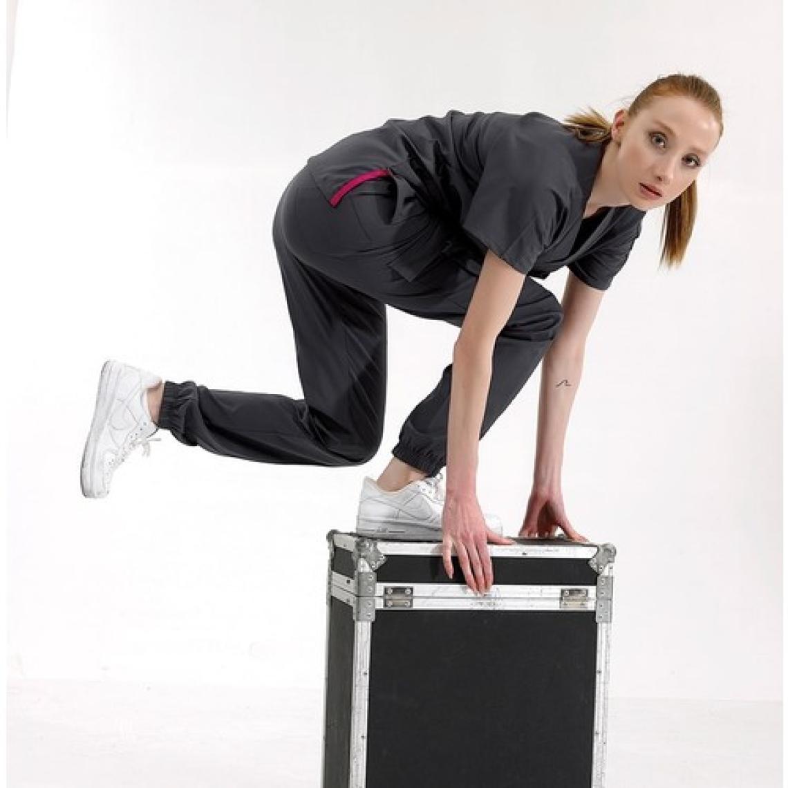 Çizgi Medikal Jogger Lüks Kaliteli Likralı Doktor Hemşire Forması Scrubs Füme