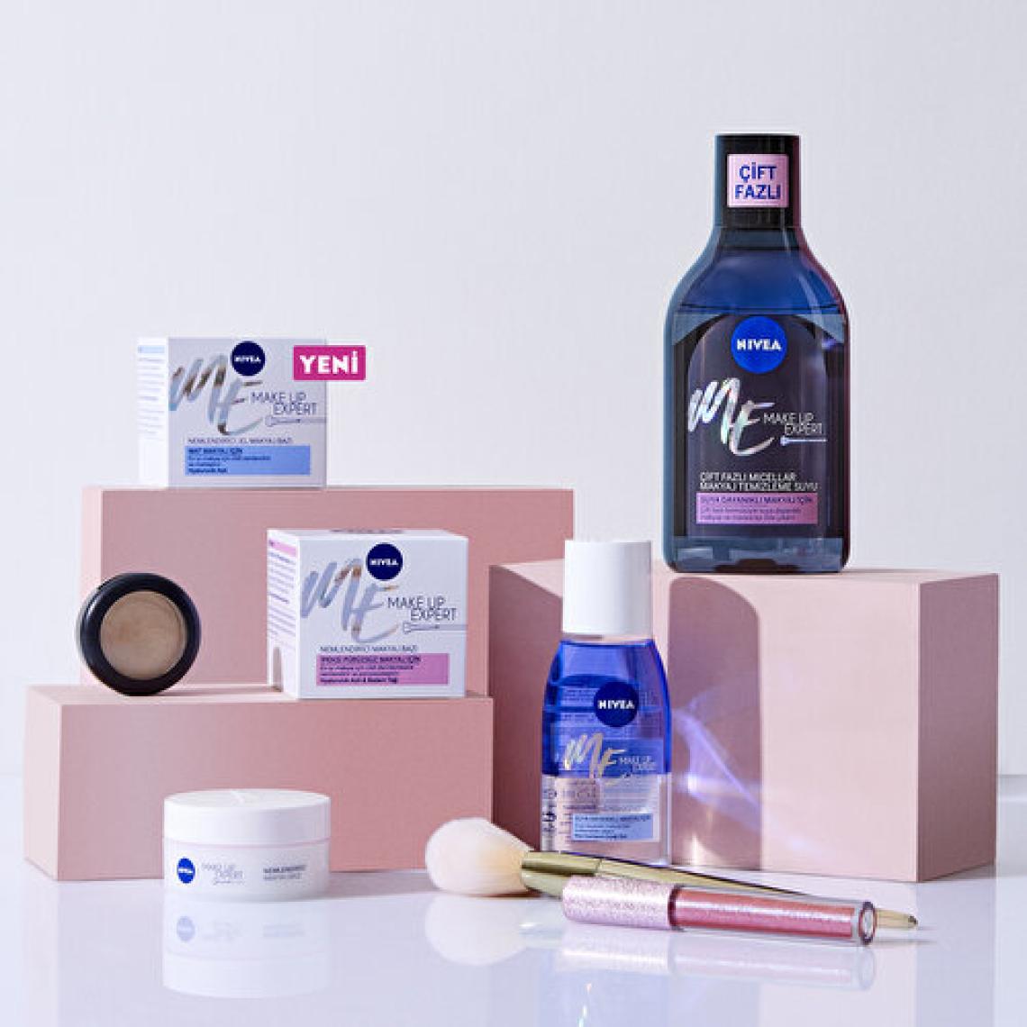 NIVEA Make Up Expert Çift Fazlı Göz Makyaj Temizleyici 125 ml , Etkili Makyaj temizleme, Mavi Kantaron Çiçeği özü ile Hassas Kirpik Bakımı