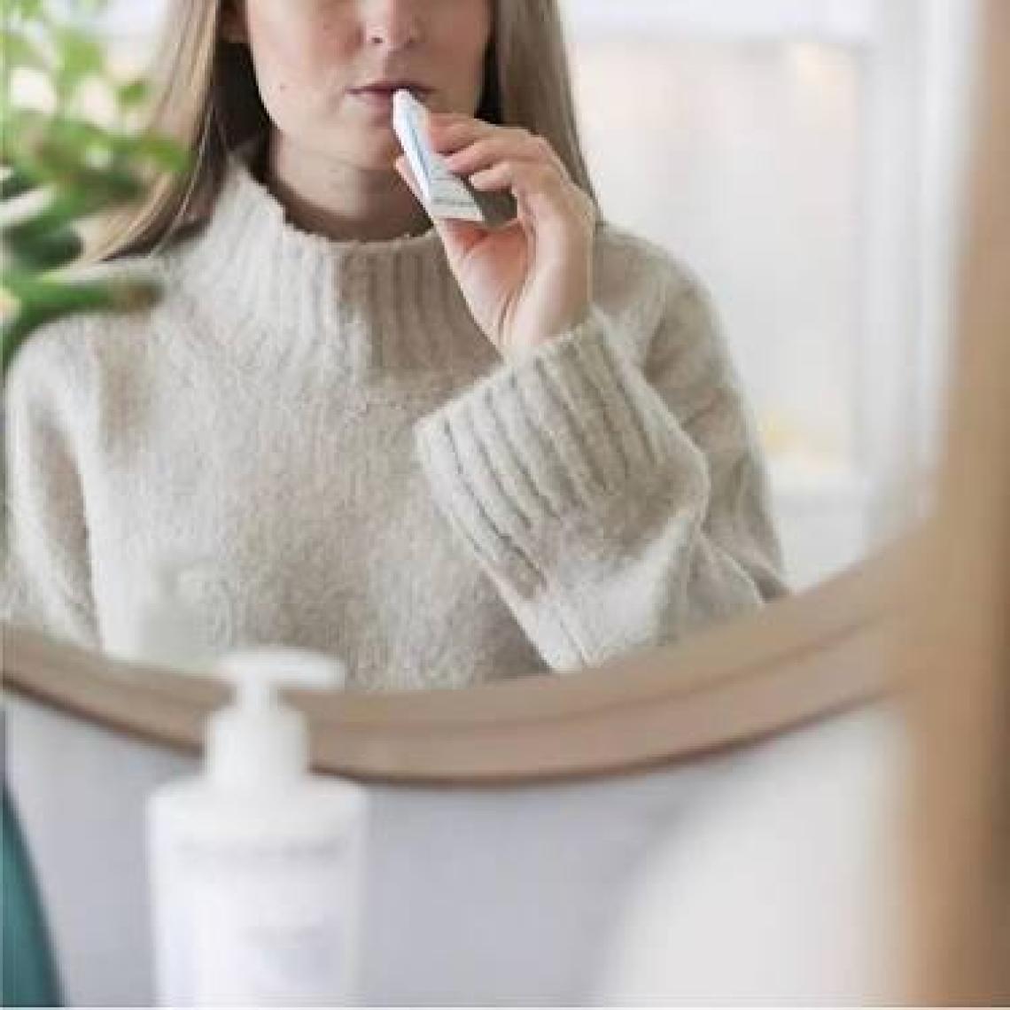 Bioderma Atoderm Lip Balm Kuru, Çatlamış Dudak Besleyici Nemlendirici Dudak Kremi Avokado ve Shea Yağı 15 ml