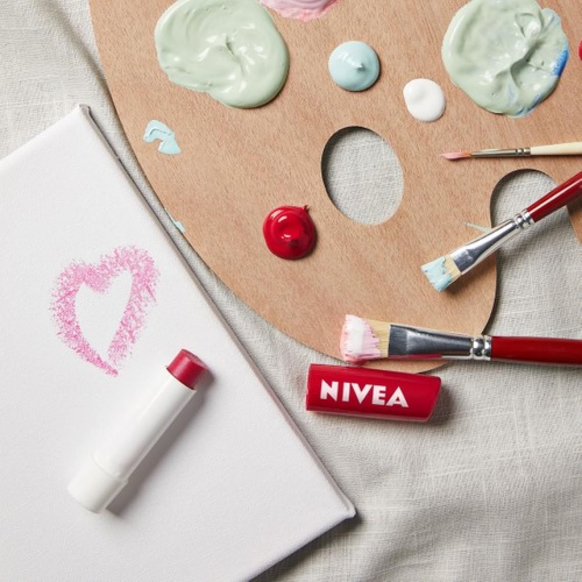 Nivea Çilek Dudak Bakım Kremi 4,8 gr