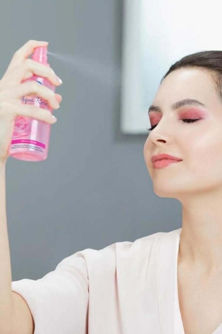 Aqua Rose Organik Gül Suyu Nemlendirici Yüz Sprey 150ml, Makyaj Öncesi ve Makyaj Sonrası Sabitleyici