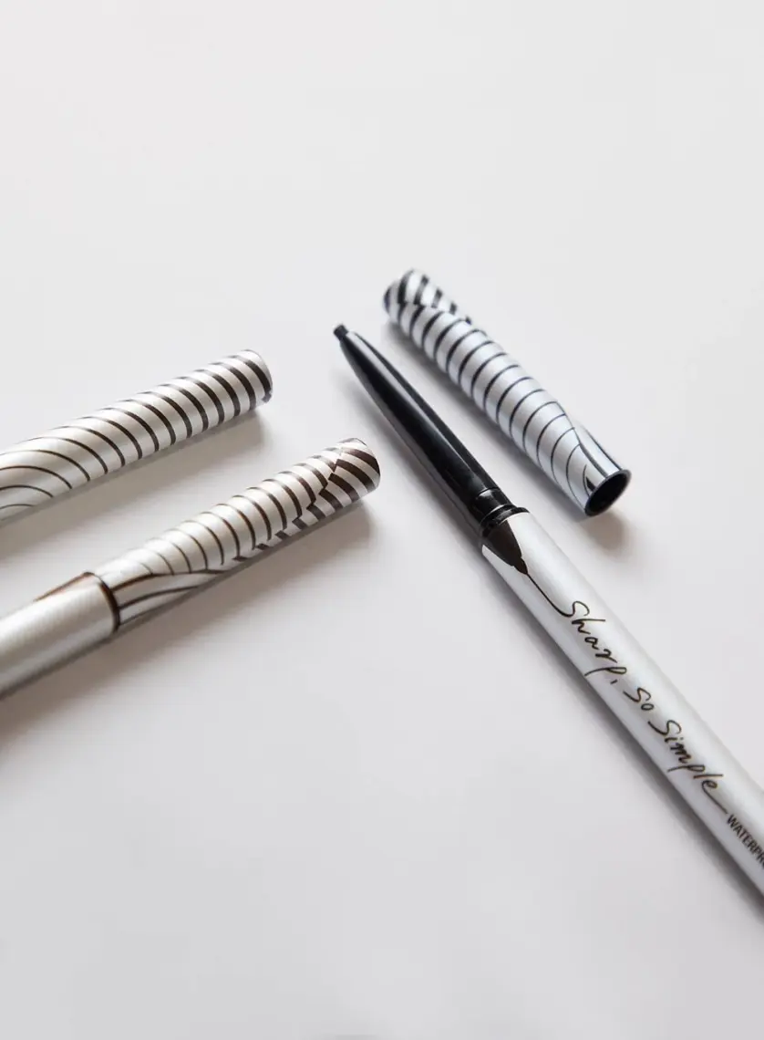 Clio Suya Dayanıklı, İnce Uçlu Göz Kalemi CLIO Sharp So Simple Waterproof Pencil Liner (01 Black)