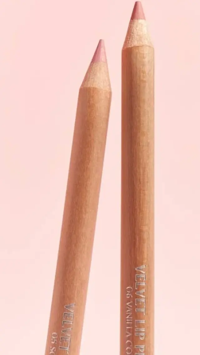 Clio Kremsi Formüle Sahip Dudak Kalemi ve Kalemtıraş Seti CLIO Velvet Lip Pencil Set 05 Soft Berry