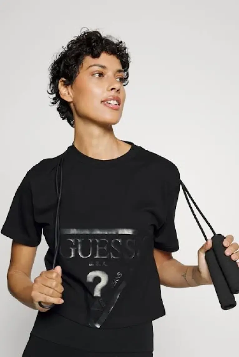 Guess Bisiklet Yaka Baskılı Siyah Kadın T-Shirt V2YI06K8HM0-ADELE Crop T-Shırt