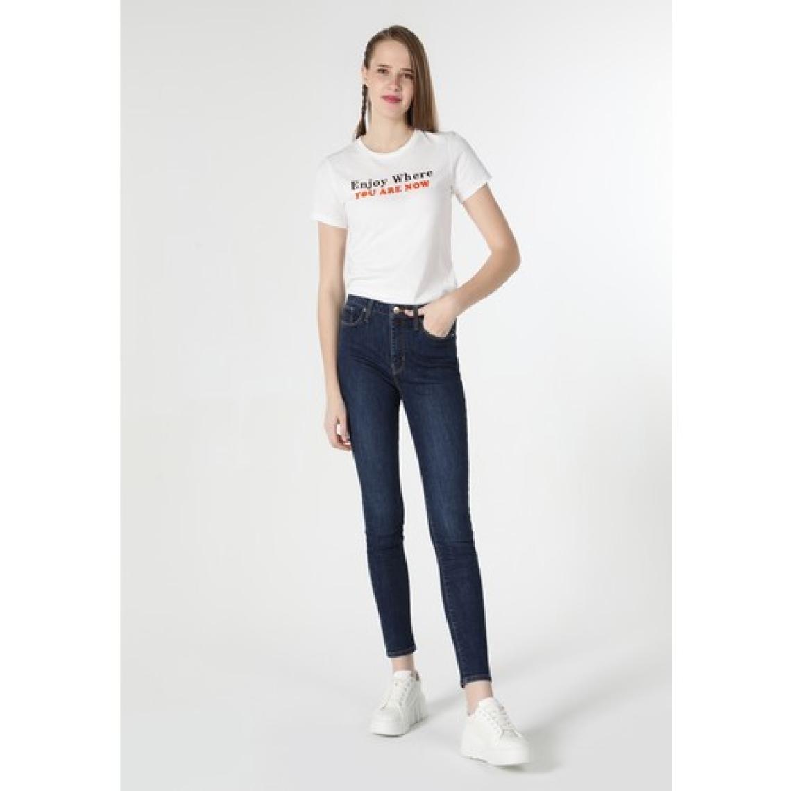 Colin's Slim Fit Yazı Baskılı Beyaz Kadın Kısa Kol Tişört