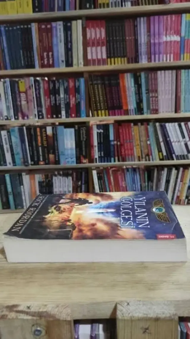 Kane Günceleri 3 Yılanın Gölgesi - Rick Riordan