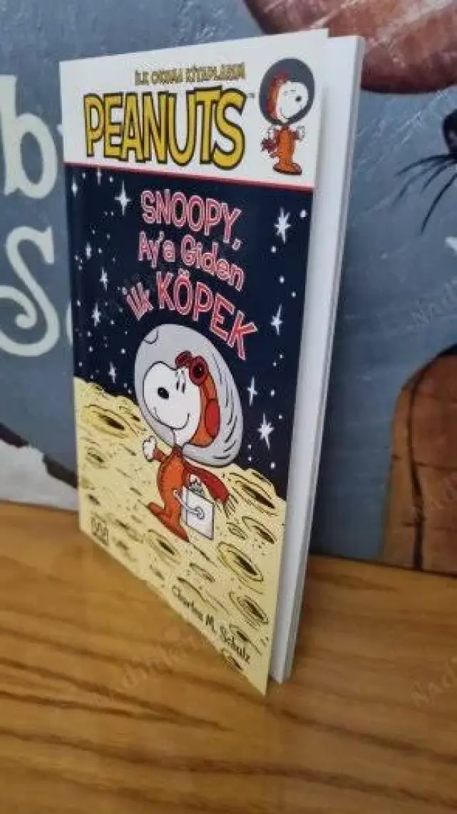 Peanuts: Ay’a Giden Ilk Köpek - Charles M. Schulz