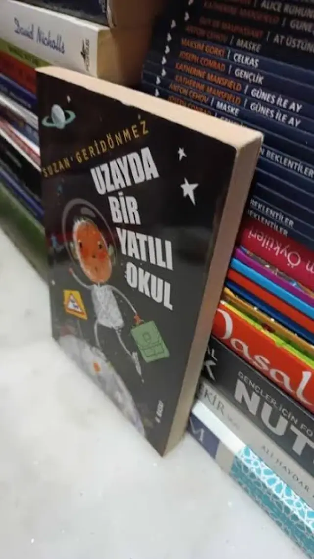 Uzayda Bir Yatılı Okul - Suzan Geridönmez