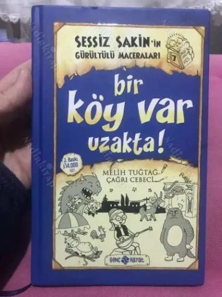 Sessiz Sakin’İn Gürültülü Maceraları 7: Bir Köy Var Uzakta (Ciltli) - Melih Tuğtağ