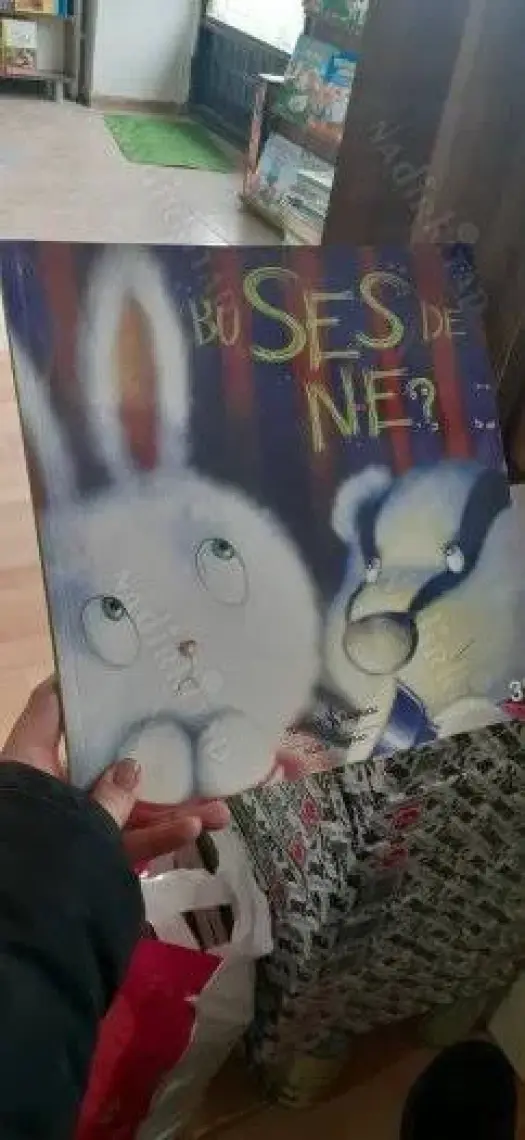 Bu Ses De Ne? - Stephanie Moss