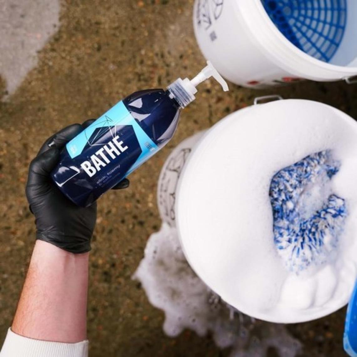 Gyeon Q²m Bathe Ph Nötr Cilalı Oto Şampuanı - 1000 ml -Yüksek Konsantre Jel Araç Yıkama Köpüğü