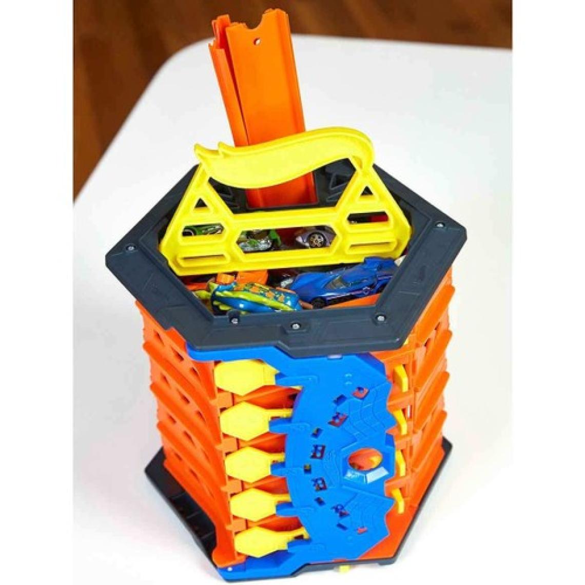 Hot Wheels Kıvrılan Yarış Pisti, 5 Şeritli Yarış Pisti Haline Gelir, Diğer Setlerle Birleştirilebilir, 1 Adet 1:64 Ölçekli Hot Wheels Araba Dahildir, 4 Yaş ve Üzeri Için GYX11