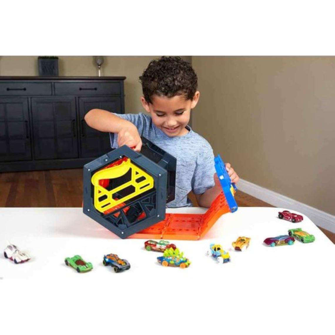 Hot Wheels Kıvrılan Yarış Pisti, 5 Şeritli Yarış Pisti Haline Gelir, Diğer Setlerle Birleştirilebilir, 1 Adet 1:64 Ölçekli Hot Wheels Araba Dahildir, 4 Yaş ve Üzeri Için GYX11