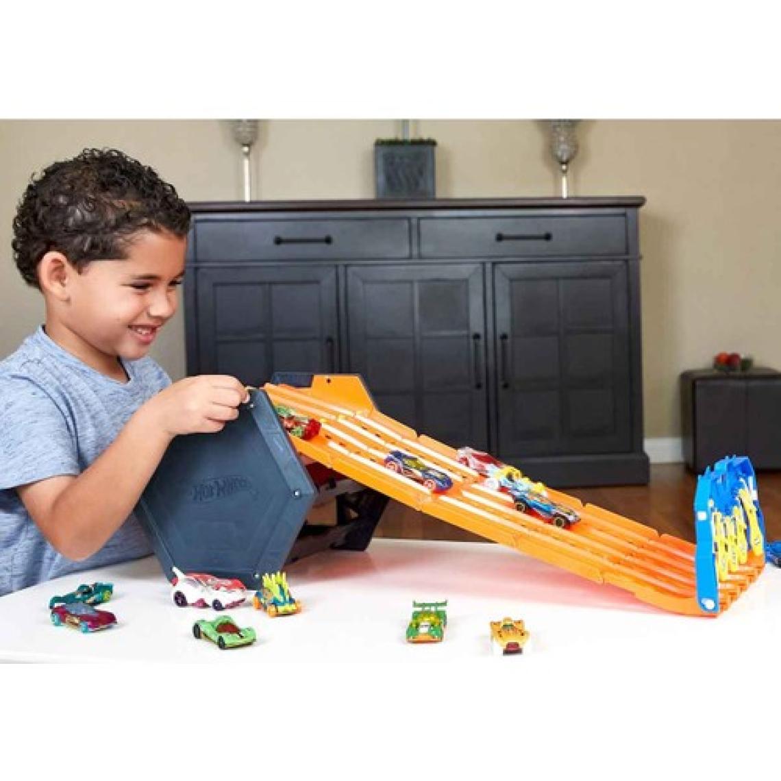 Hot Wheels Kıvrılan Yarış Pisti, 5 Şeritli Yarış Pisti Haline Gelir, Diğer Setlerle Birleştirilebilir, 1 Adet 1:64 Ölçekli Hot Wheels Araba Dahildir, 4 Yaş ve Üzeri Için GYX11