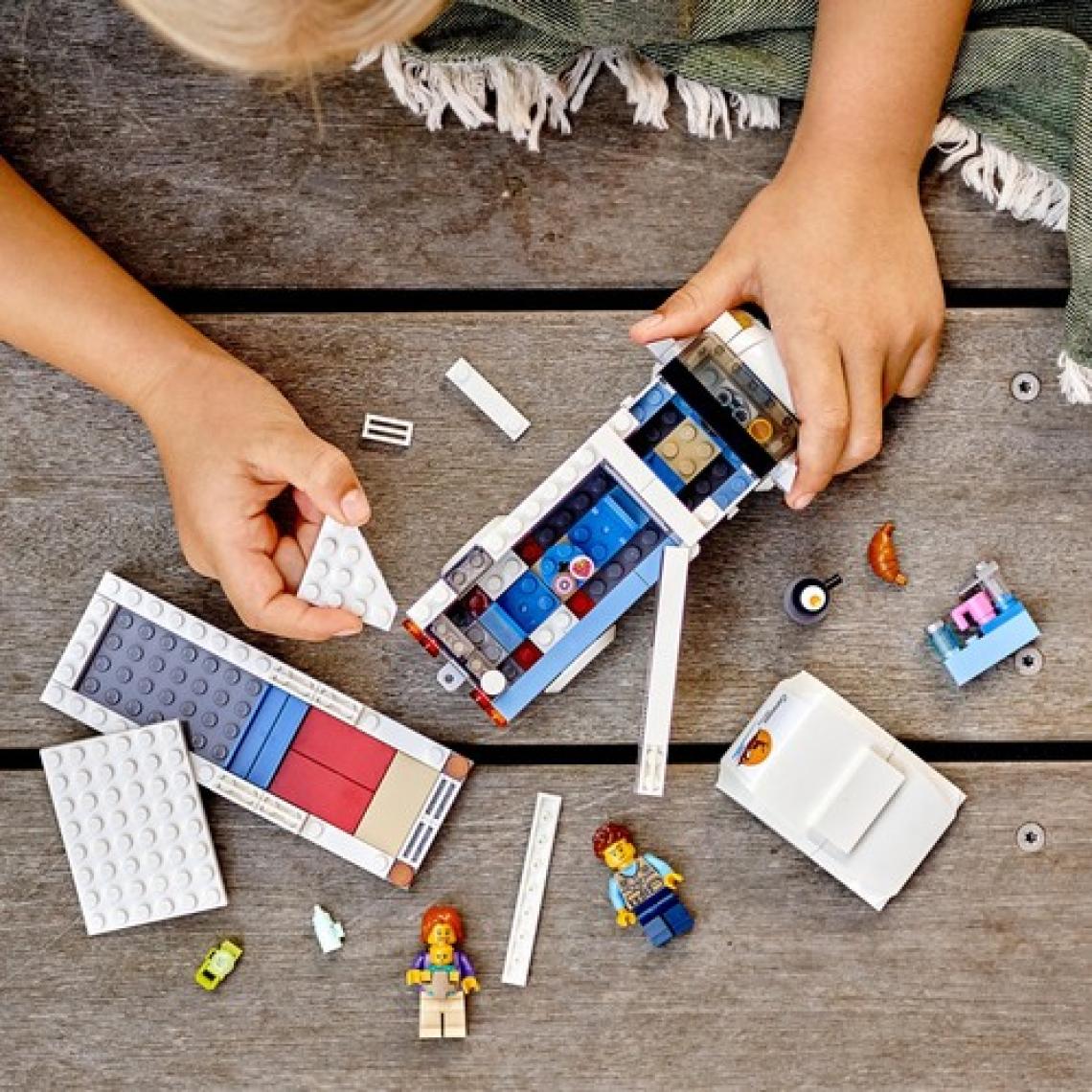 LEGO® City Tatilci Karavanı 60283 - 5 Yaş ve Üzeri Çocuklar İçin 2 Minifigür İçeren Yaratıcı Oyuncak Yapım Seti (190 Parça)
