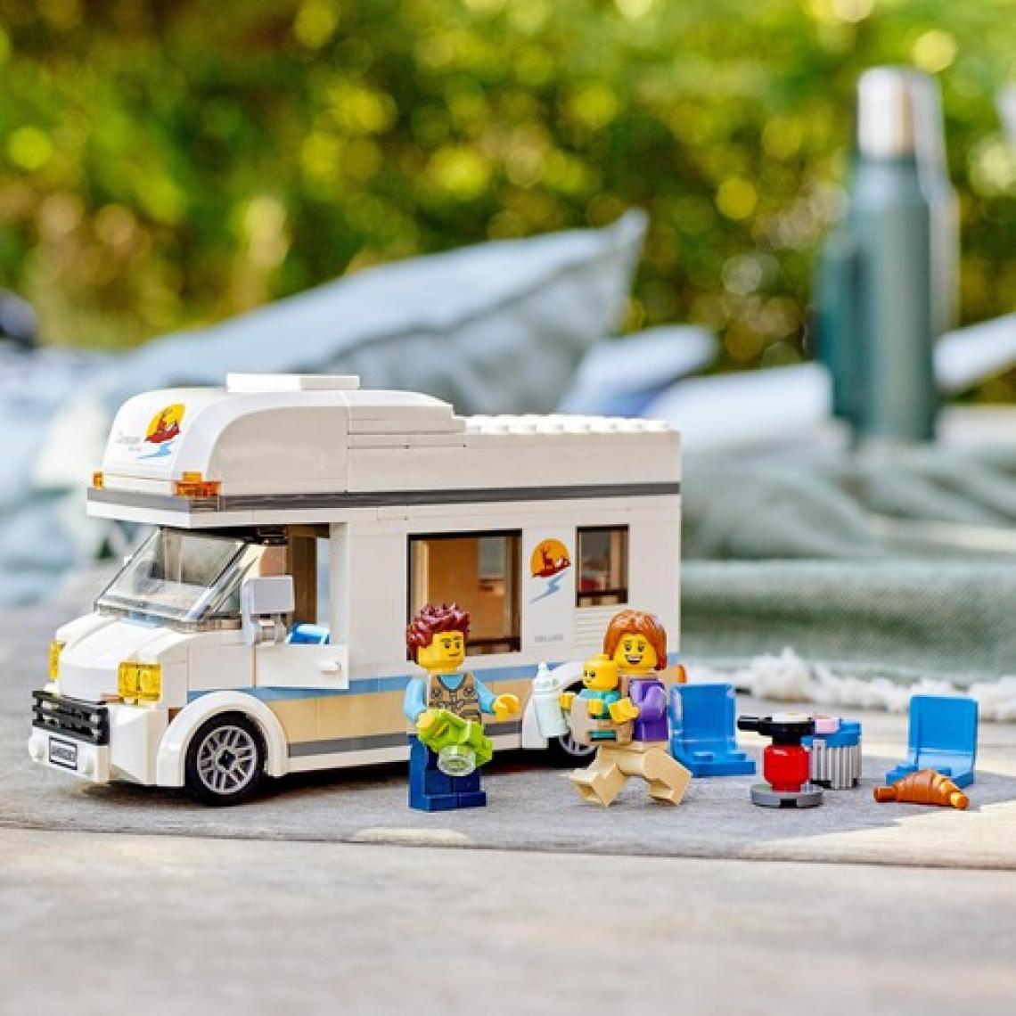 LEGO® City Tatilci Karavanı 60283 - 5 Yaş ve Üzeri Çocuklar İçin 2 Minifigür İçeren Yaratıcı Oyuncak Yapım Seti (190 Parça)