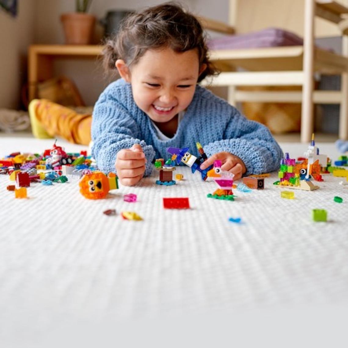 LEGO® Classic Yaratıcı Şeffaf Yapım Parçaları 11013 - 4 Yaş ve Üzeri Çocuklar İçin Şeffaf Yapım Parçaları İçeren Yaratıcı Oyuncak Yapım Seti (500 Parça)
