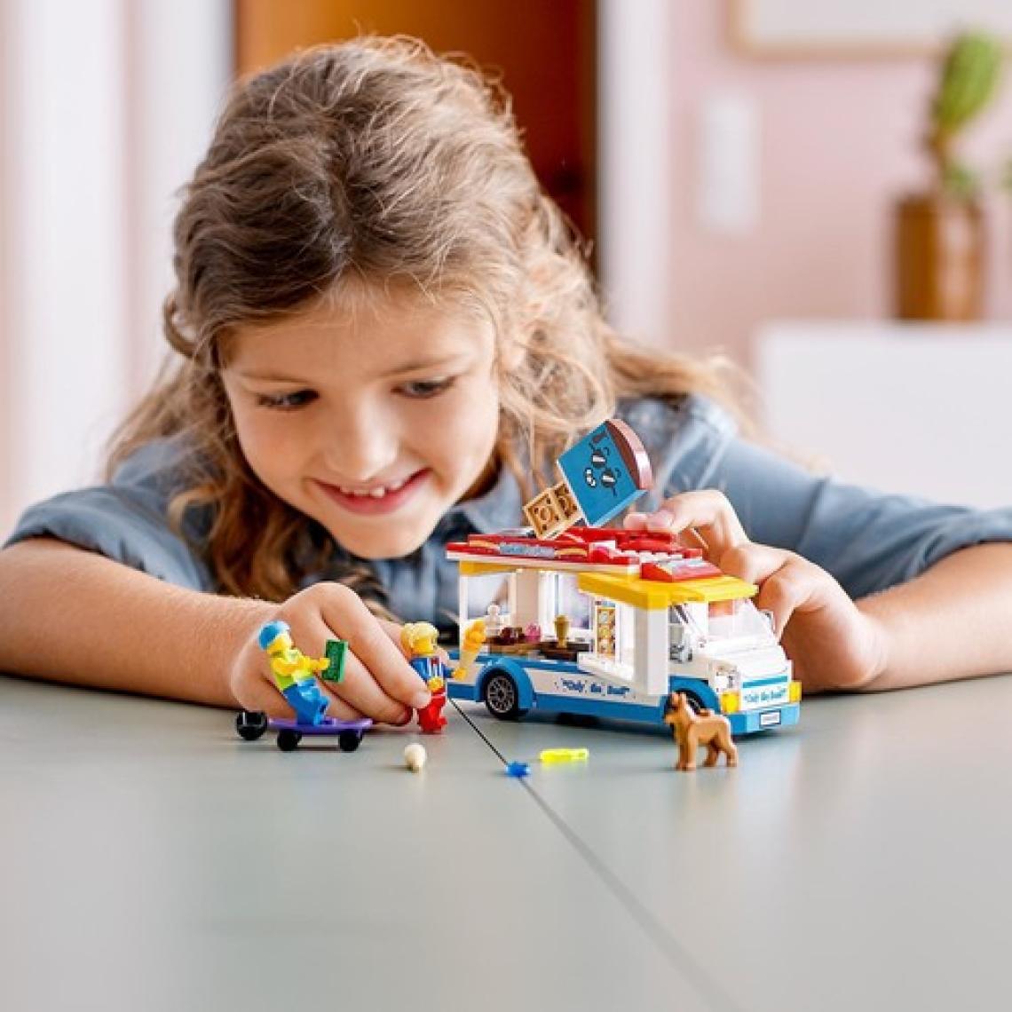 LEGO® City Dondurma Arabası 60253 - 5 Yaş ve Üzeri Araçları Seven Çocuklar için Yaratıcı Oyuncak Yapım Seti (200 Parça)