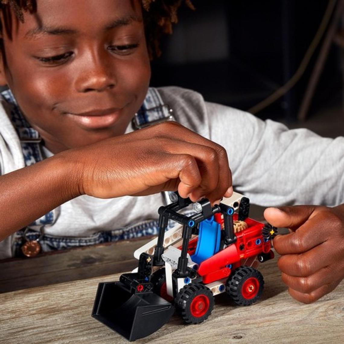 LEGO® Technic Nokta Dönüşlü Yükleyici 42116