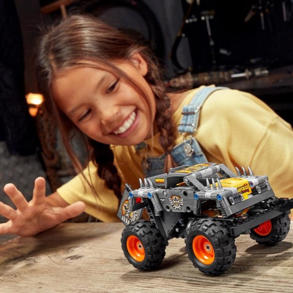 LEGO® Technic Monster Jam® Max-D® 42119 - Çocuklar için Canavar Kamyon Oyuncak Yapım Seti (230 Parça)
