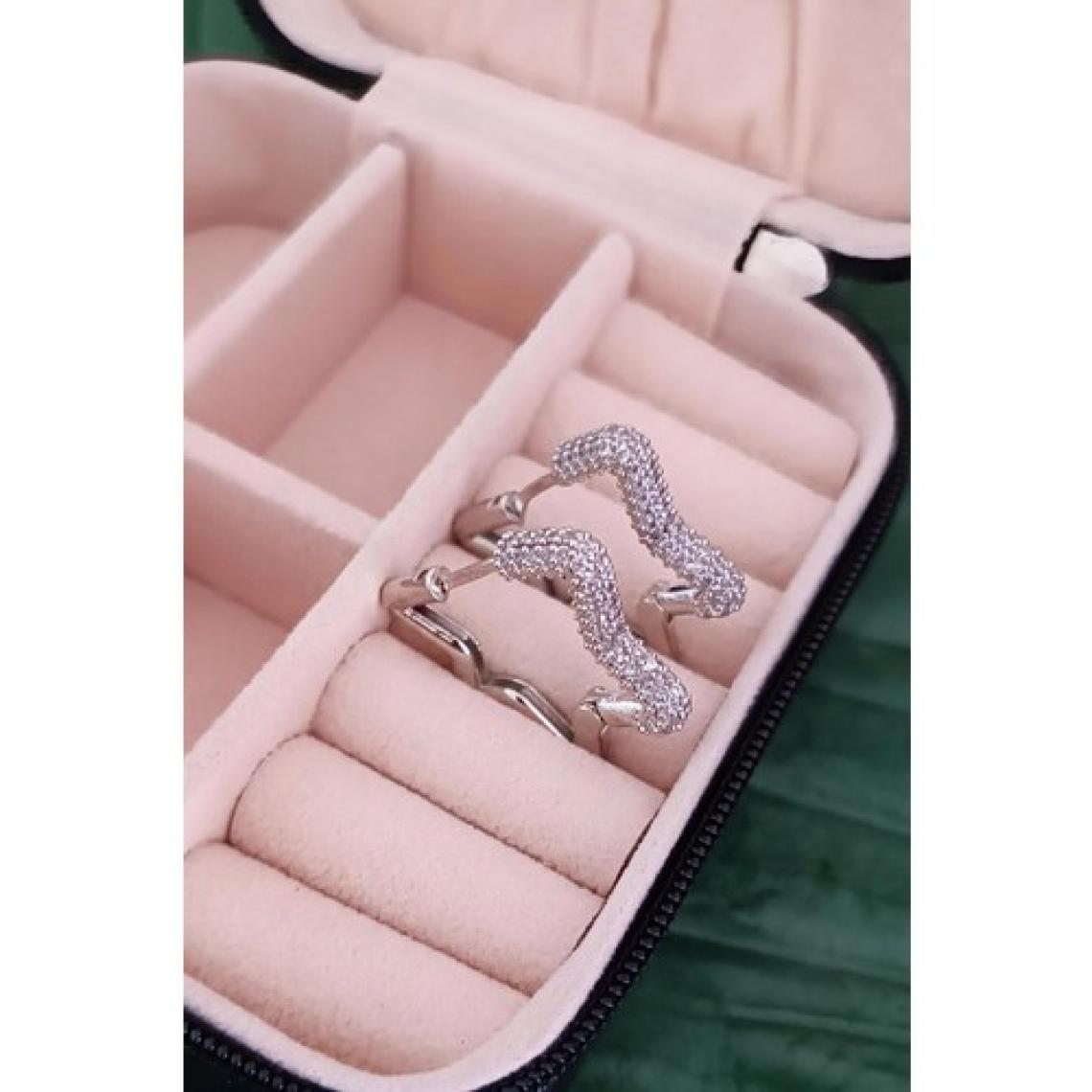 New Obsessions Anı Yaşa Büyük Yıldız Gömme Taşlı Huggie Küpe