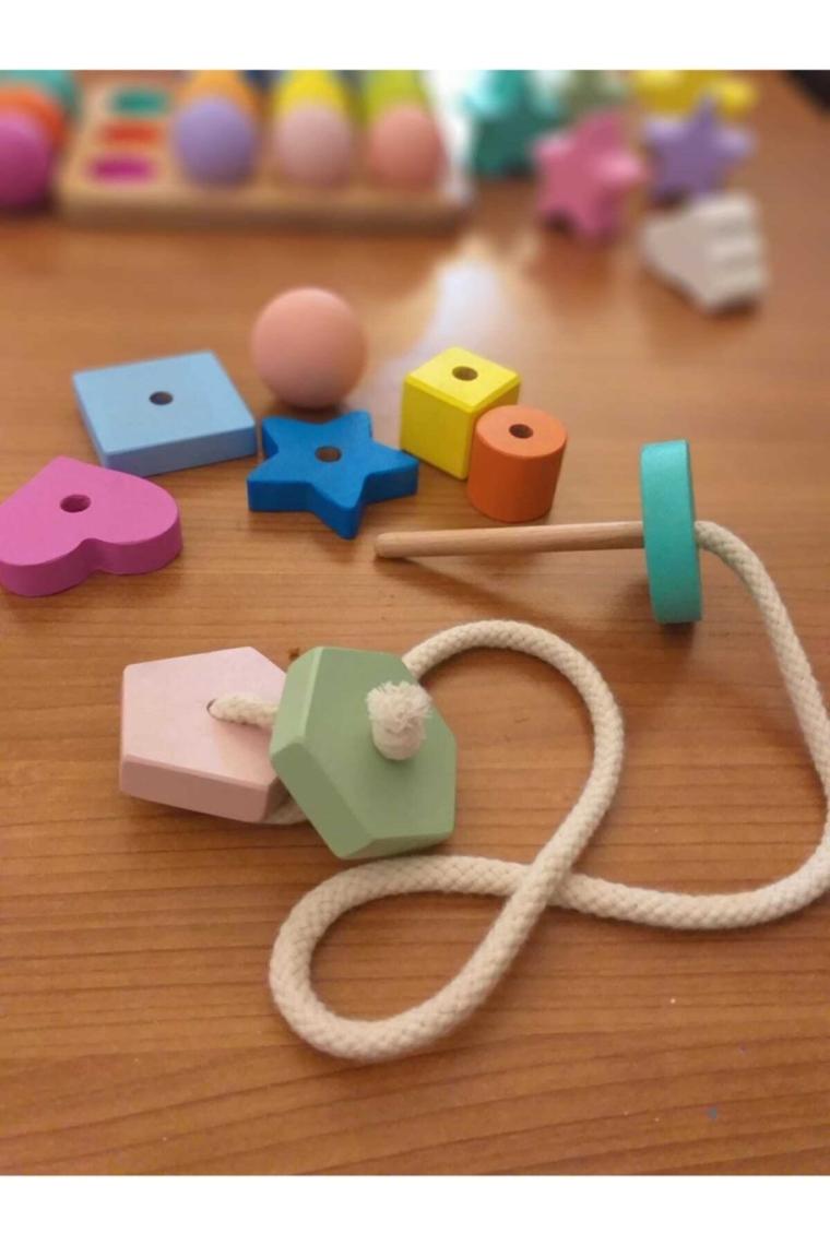Moccotoys Montessori Giz Torbası ve Ip Geçir Geometrik Şekiller Ikili Eğitici Kartlı Oyunu
