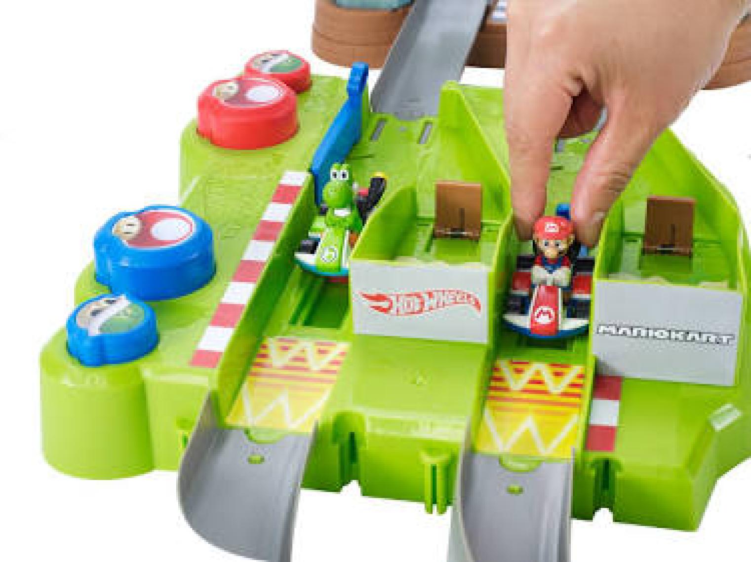 Hot Wheels Mario Kart Çılgın Dönüş Parkuru Yarış Seti; 5 yaş ve üzeri; GHK15