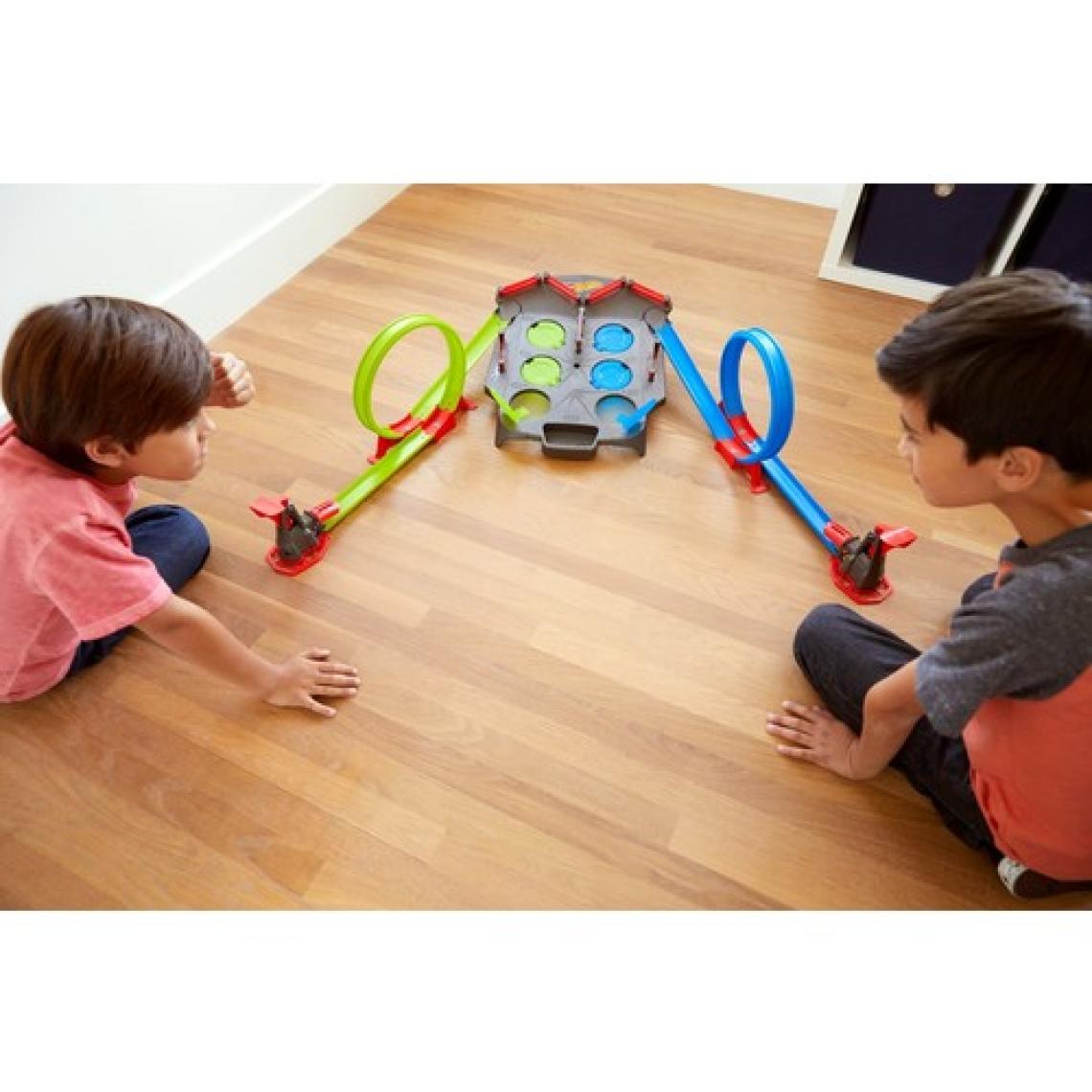 Hot Wheels İkili Yarış Macerası Oyun Seti, Zıplamalı Yarış Pisti ve Hedef Alıştırması FDF27