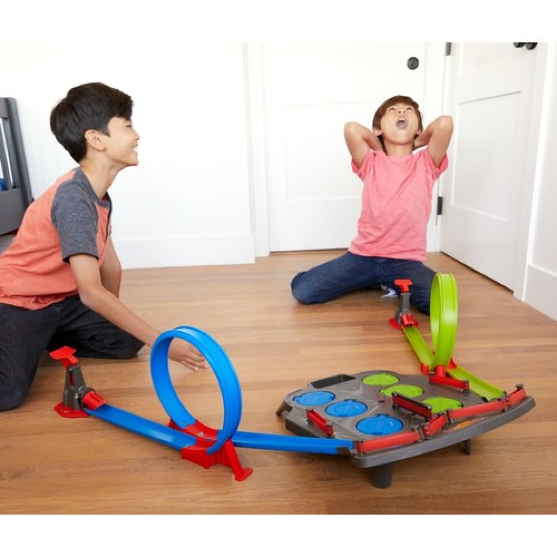 Hot Wheels İkili Yarış Macerası Oyun Seti, Zıplamalı Yarış Pisti ve Hedef Alıştırması FDF27