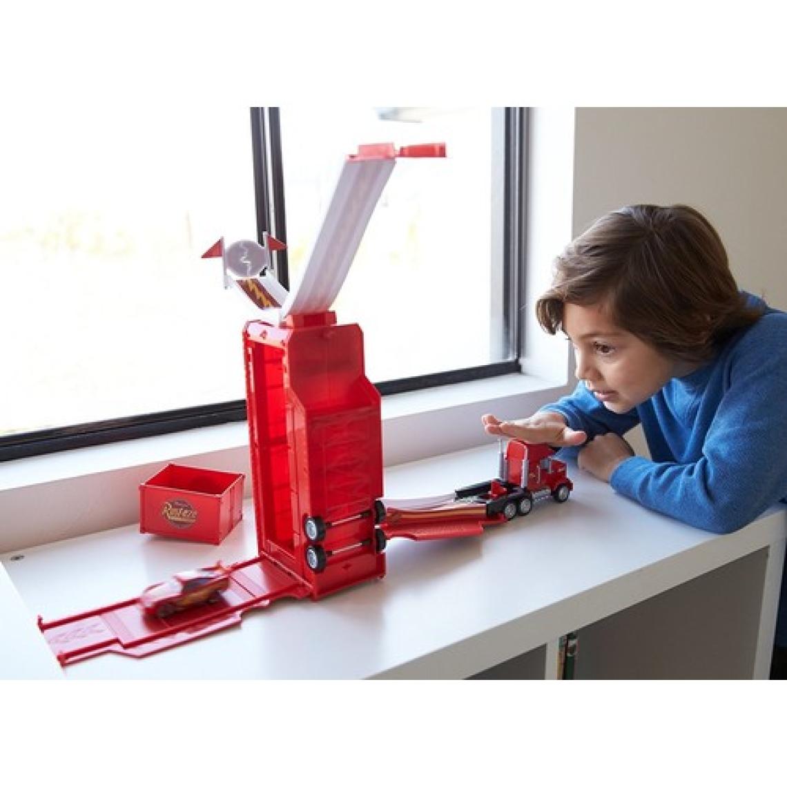 Disney Cars Tır Ve Yarış Seti DVF39