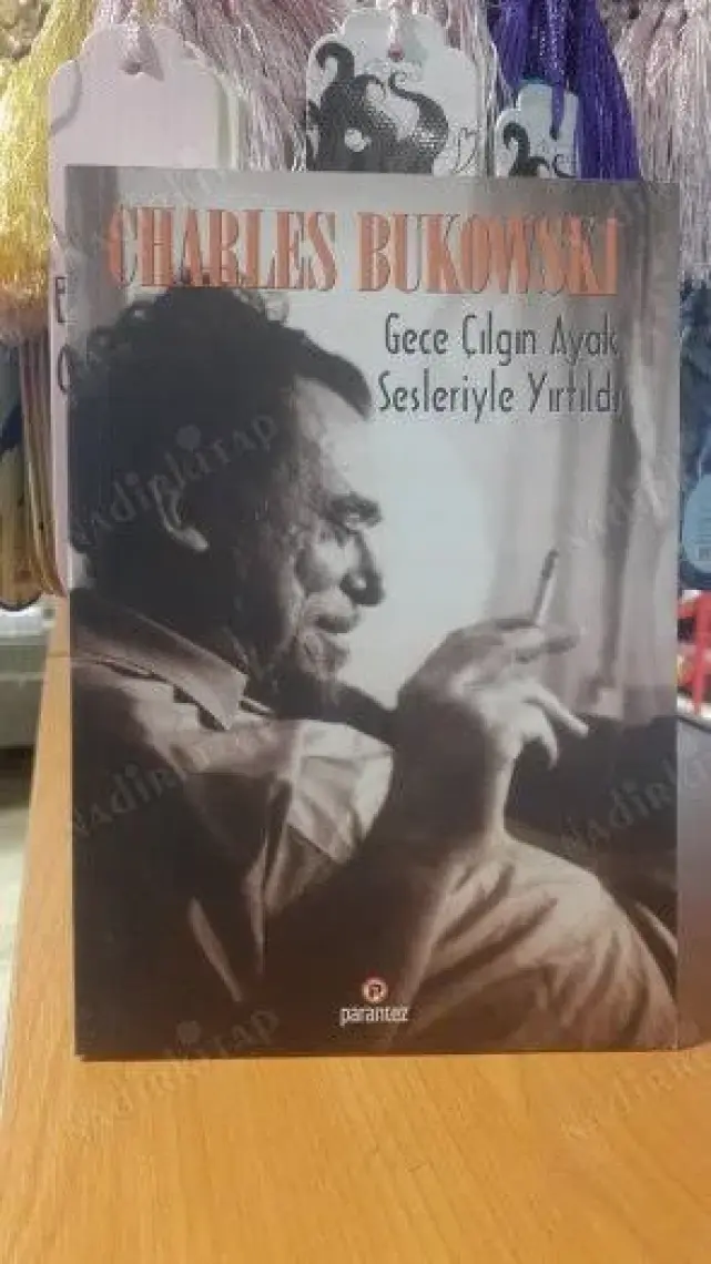 Gece Çılgın Ayak Sesleriyle Yırtıldı-Charles Bukowski