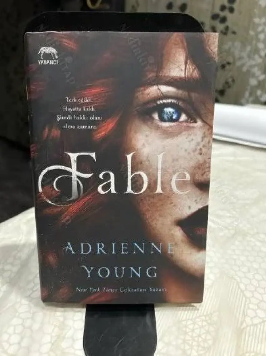 Fable - Ciltli  - Adrienne Young