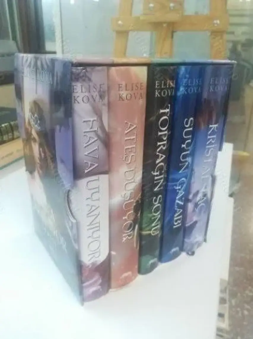 Hava Uyanıyor-Ateş Düşüyor -Toprağın Sonu - Ciltli -Elise Kova  - 5 Kitap