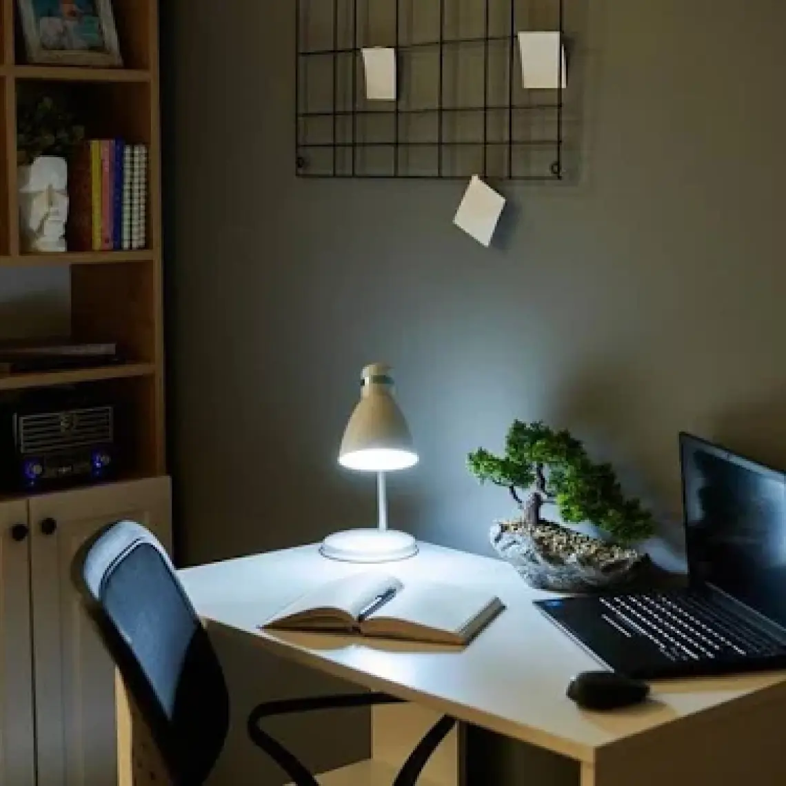 Modern Krom Spiralli Masa Lambası - Beyaz