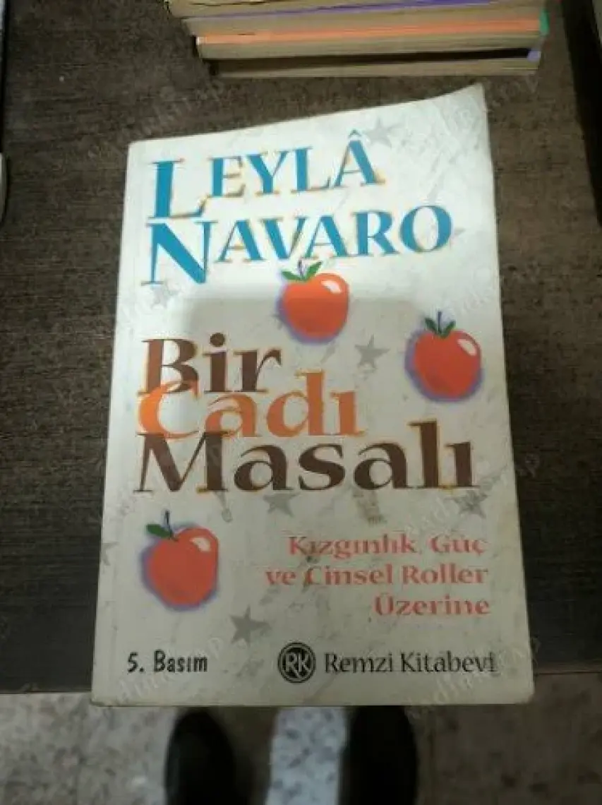 Bir Cadi Masalı - Leyla Navaro