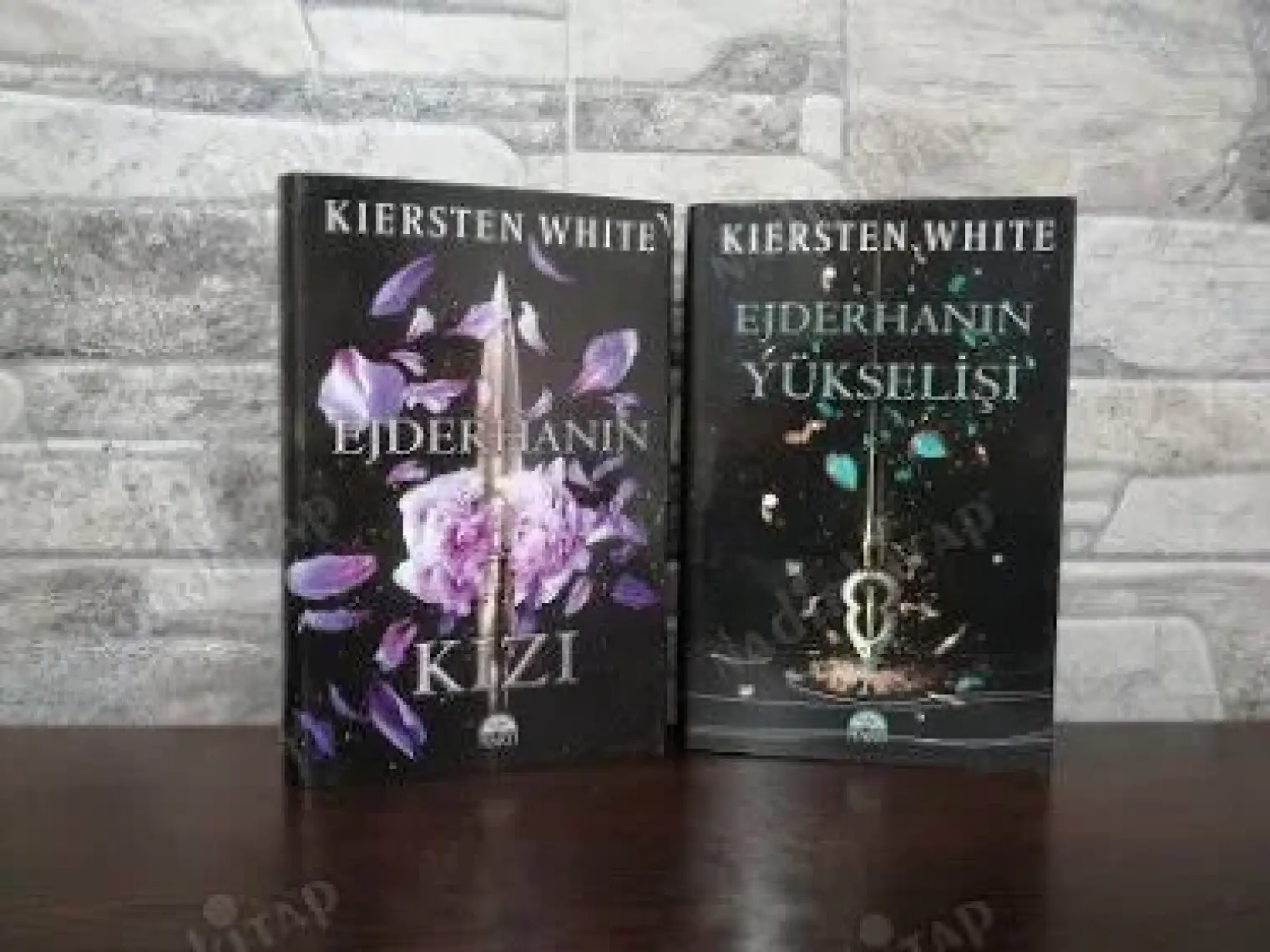 Ejderhanın Yükselişi (Ciltli) - Kiersten White