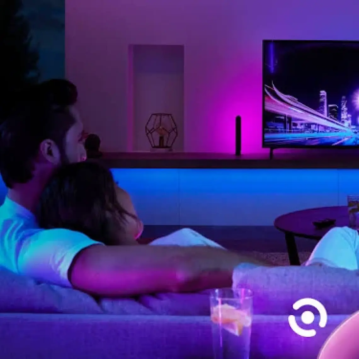 Philips Hue Akıllı LED Şerit 2 mt. V4 (Güç Adaptörü Dahildir)