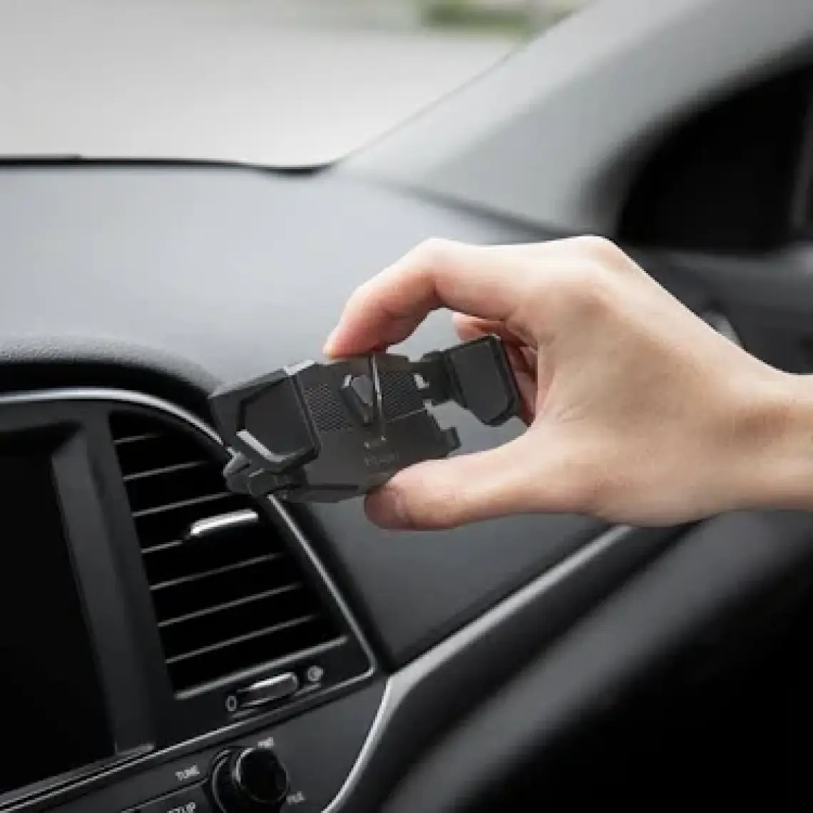 Spigen Air Vent Araç içi Telefon Tutucu (Tüm Cihazlarla Uyumlu Araç Tutacağı) Kuel Click.R - 000CP26265